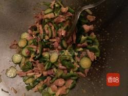 娱乐吃瓜酱辣椒炒肉视频,带你领略美食与娱乐的完美融合